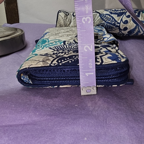 Vera Bradley RFID TURNLOCK WALLET CLUTCH & Cosmetic Case Bundle - LIKE NEW! - Picture 4 of 15